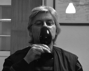 Paul hebt das schwarze Glas.Foto: hlb